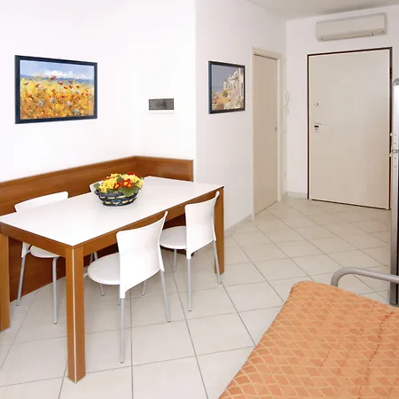 Discover Tranquility In Our Cozy Flat דירה ביביונה